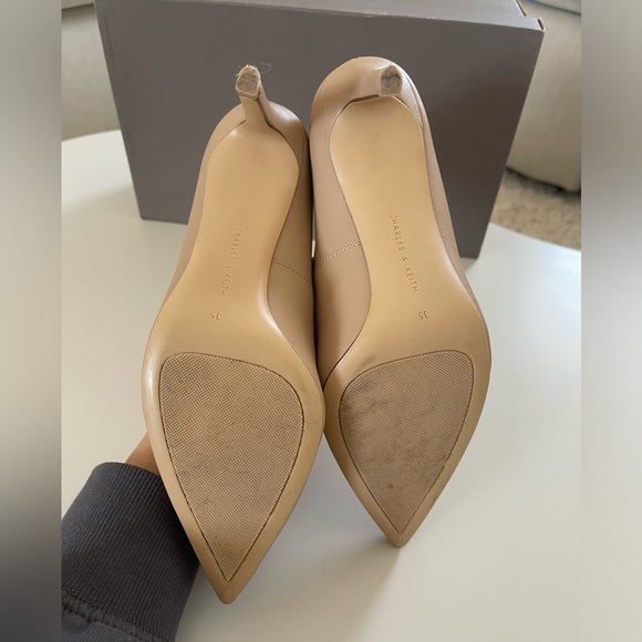❌SOLD❌ Charles & Keith point toe casual heels 👠 - Picture 4 of 7